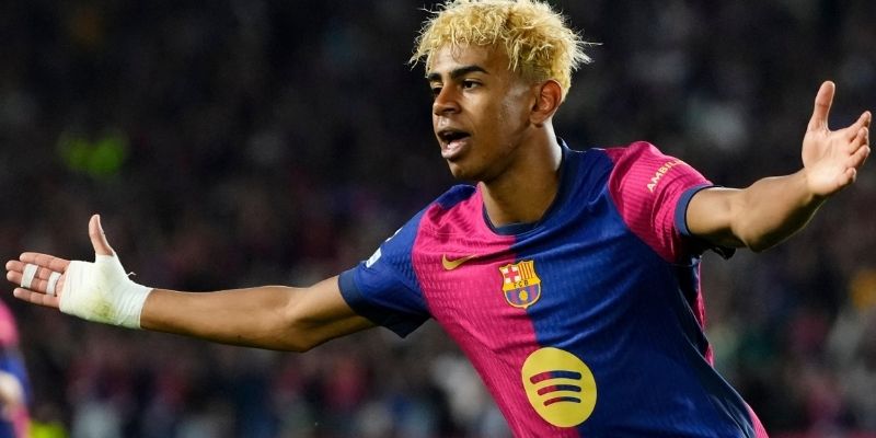 Bài học từ các ngôi sao đi trước từng lạc lối khi Yamal bị Barca gọi điện